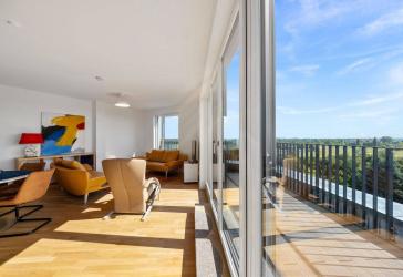 Licht, Weite & Privatsphäre: Neuwertige 3-Zi.-Wohnung über den Dächern von Schönefeld