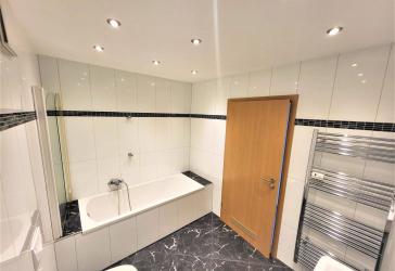 Großzügige Erdgeschosswohnung mit Badewanne