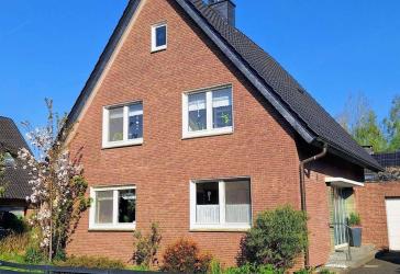 Freistehendes Einfamilienhaus in Marienfeld mit Wintergarten, Garten und viel Platz auf mehreren Ebenen.