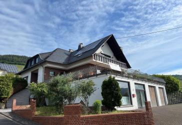 Kröv – Repräsentatives EFH mit großer Garage und traumhafter Sonnenterrasse