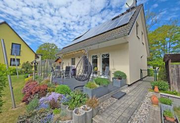 Wohnen auf Rügen: Einfamilienhaus in Glowe mit großem Garten und Photovoltaik