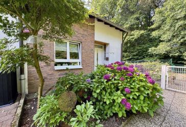 Modernisiertes Reihenendhaus mit großem Garten in direkter Waldrandlage