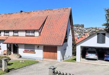 Gepflegtes freistehendes 1-2-Familien-Haus in Unterkirnach