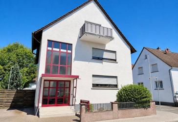 Modernisierte Dachgeschosswohnung mit Balkon in gepflegtem Dreifamilienhaus