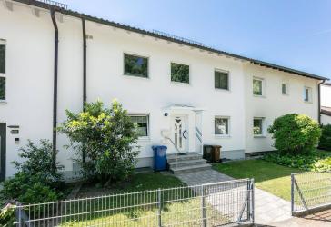 Modernisiertes Reihenmittelhaus mit zwei WE und ausgebautem Dachgeschoss