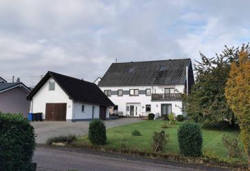 Zweifamilienhaus mit Ferienhaus und zus. Grundstück, neue Wärmepumpe und PV-Anlage - Provisionsfrei