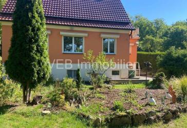 Tolles Einfamilienhaus mit großem Grundstück, Doppelgarage & traumhafte Lage im Grünen.