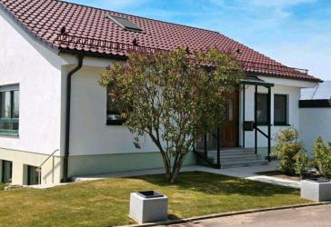 Einfamilienhaus modernisiert gepflegt mit unverbautem Blick von Privat