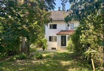 Alte Seele erhofft neuen Schwung - kleine DHH mit parkähnlichem Garten in schöner Lage