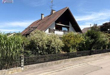 Freistehendes Einfamilienhaus mit Einliegerwohnung und großem Grundstück