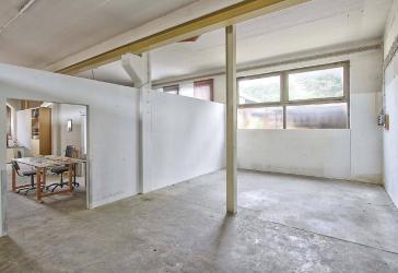 GERETSRIED: GEWERBEHALLE MIT GROSSER BETRIEBSLEITERWOHNUNG