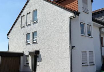 Mehrparteienhaus mit drei Wohnungen und großem Garten