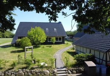 Ein Zuhause mit Weitblick - modernisiertes Familienhaus mit Einliegerwohnung in ruhiger Feldrandlage