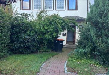 Einfamilienhaus mit großem Garten und Terrasse