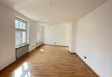 Großzügige 5-Zimmer-Wohnung mit historischen Details