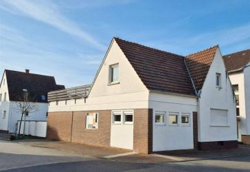 Wohnhaus in zentraler Lage mit Hof -Haßloch-