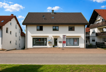Wohn- und Geschäftshaus mit etabliertem Friseursalon, großzügigem Grundstück und Entwicklungspotenzial