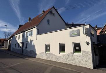 Einfamilienhaus mit Gewerbeeinheit und Scheune