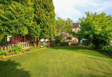 Viel Platz für die ganze Familie - Mehrgenerationenhaus mit großem, grünem Garten