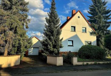 Wohnensemble aus zwei verbundenen Hausteilen - 244 m² Wohnfläche, Wintergarten & Sauna