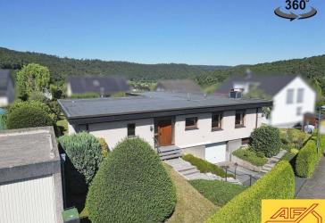 Schicker Bungalow, Einfamilienhaus mit kleiner ELW, mit Garagen und Garten