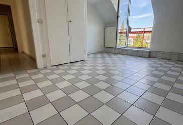 Kernsanierte 3-Zimmer-DG-Wohnung mit Wohnküche, neuer EBK und Sonnenterrasse in Eller