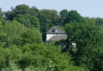 Großes Haus am Stadtrand, mit schönem Grundstück