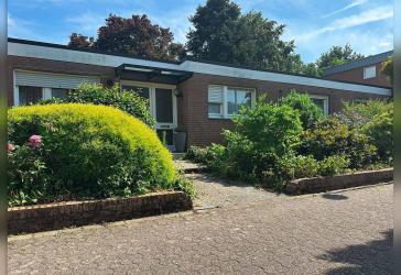 Großzügiger Bungalow mit parkähnlichem Garten