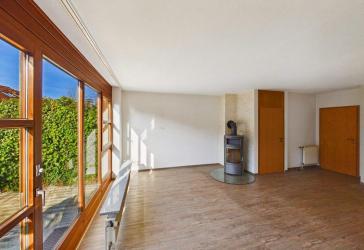 Freundliches Reihenendhaus mit Kaminofen, Südwestterrasse, Vollkeller und Carport