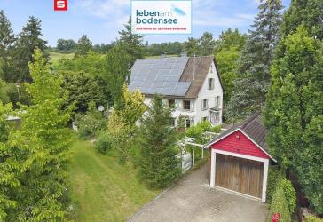 Wohnhaus mit großem, herrlich angelegten Garten