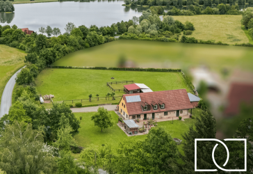 Traumlage am See! Kernsaniertes Anwesen mit Pferdekoppel und weitläufigem Grundstück