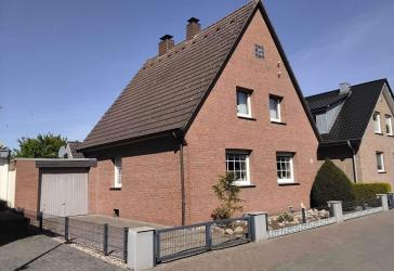 ***BÜSCHER IMMOBILIEN*** Charmantes Einfamilienhaus mit großem Grundstück, Vollkeller und viel Potenzial in naturnaher Lage