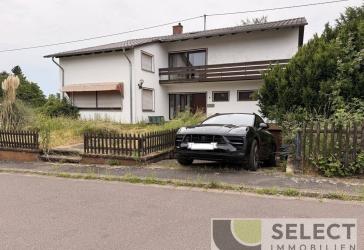 Großzügiges freistehendes Wohnhaus mit zwei Garagen in ruhiger Wohnlage