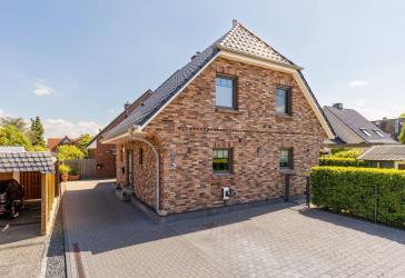 Stilvolles Wohnen: Modernes KfW55-Haus mit Südterrasse und kleinem Garten