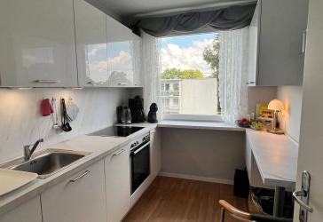 Provisionsfrei - Helle Endetagenwohnung mit Balkon, fußläufig zur AKN-Station.