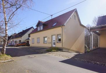 Attraktives kernsaniertes Zweifamilienhaus mit Balkon & Terrasse in Bollendorf