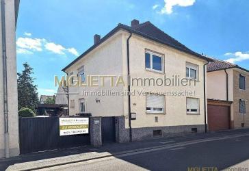 Freistehendes Haus mit Baugenehmigung zum 4-Familienhaus mit Doppelparker