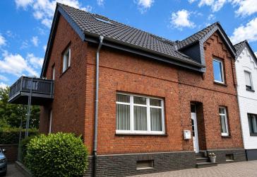 Charmanter, teilsanierter Altbau mit Traumgarten in bester Lage