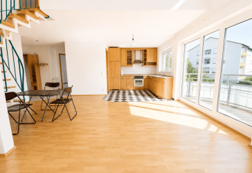 Großzügige 3-Zimmer-Dachgeschosswohnung mit Galerie, 2 Bädern, Kaminofen & Süd-Balkon - sofort verfügbar