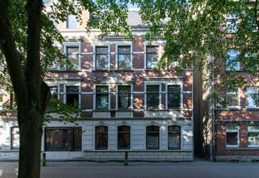 NEUMÜNSTER: Vermietete 2-Zi.-Dachgeschosswohnung mit Entwicklungsmöglichkeiten