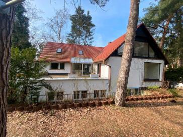 Massives und großräumiges Einfamilienhaus (Villa) in gehobener Wohnlage in Kladow, Schwimmbad, Sauna, nahe am Groß-Glienicker-See, viele Extras