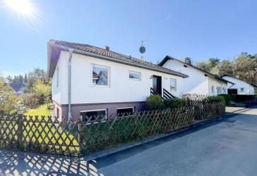 Ruhe - Raum - Lebensqualität - freistehender Bungalow auf paradiesischem Grundstück