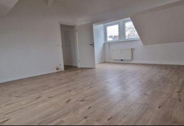 Erstbezug nach Sanierung, 2 1/2 Zimmer Dachgeschosswohnung in der City in gepflegtem Objekt