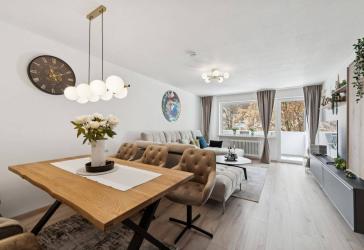 Umfassend modernisierte 2-Zimmer-Wohnung mit Balkon & TG-Stellplatz / Erbpacht