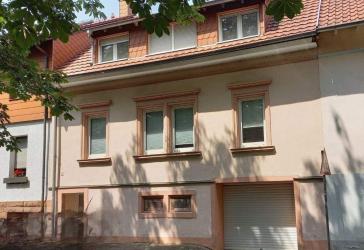 Zwei Wohnungen! Die Masionette wird frei - eine Wohnung vermietet - Mieteinnahme + Balkonen, Garten und Garage, in St. Ingbert-SÜD