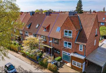 Modernisierungsbedürftiges Reihenmittelhaus mit 4 Zimmern in Kiel Elmschenhagen
