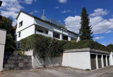 Schönes Wohnen mit Weitblick auf dem Österberg: Modernisierte 4-Zimmerwohnung im Dachgeschoss