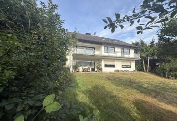 Wohnen mit Weitblick - Einfamilienhaus mit vermieteter Einliegerwohnung in Hofheim-Wildsachsen