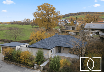 Traumlage! Teilrenovierter Bungalow mit Doppelgarage, separater ELW und großem Garten