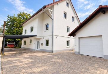 Großzügiges Familienhaus mit Einliegerwohnung in Reichenbach-Steegen
